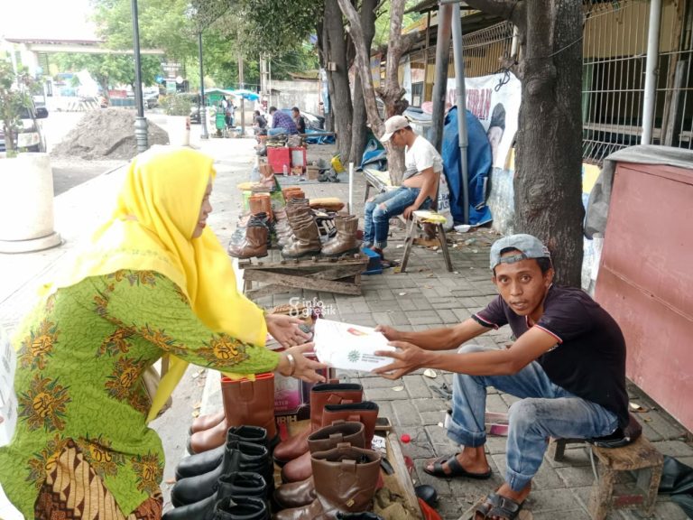 Pemberian makan siang gratis ke pedagang sepatu. (Foto: Ist/Infogresik)