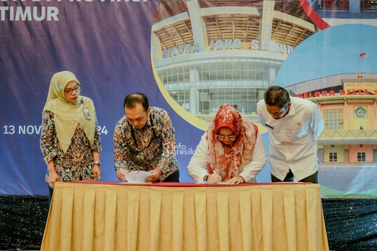 Penandatangan serah terima oleh Kepala BPPW Provinsi Jatim Airyn Saputri Harahap dan Plt Bupati Gresik Aminatun Habibah di Hotel Mercure Surabaya Grand Mirama. (Foto: Ist/Infogresik)