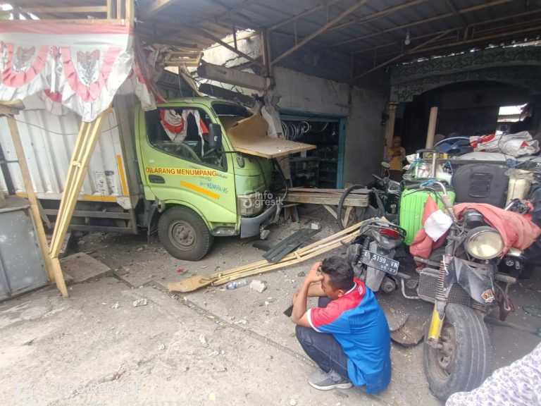 Gara-gara Ban Pecah, Truk Box Seruduk Rumah dan Sepeda Motor di Pelemwatu Menganti Kondisi truk box yang menabrak rumah warga di Desa Pelemwatu, Kecamatan Menganti. (Foto: Ist/Infogresik)