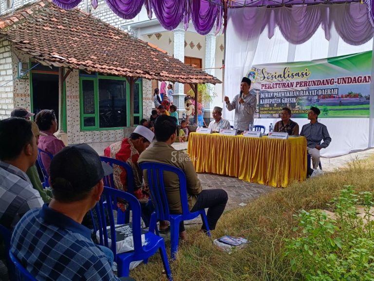 Anggota DPRD Gresik Muhammad Kurdi saat Sosialisasi Perundang-undangan di Desa Pangkahwetan Ujungpangkah. (Foto: Ist/Infogresik)