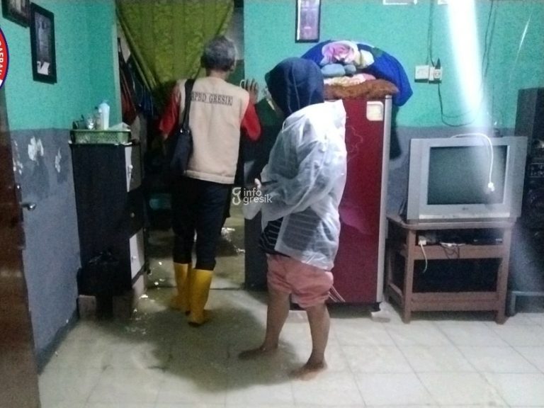 Kepala Bidang Kedaruratan dan Logistik BPBD Gresik, F.X. Driatmiko Herlambang saat mendatangi rumah warga di Desa Sukorejo, Kecamatan Kebomas, yang terdampak banjir rob. (Foto: Ist/Infogresik)