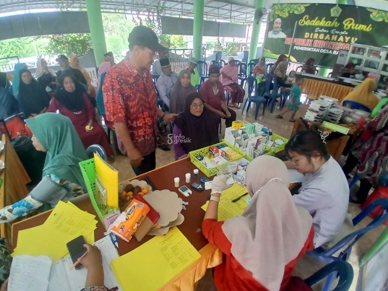 Suasana pemeriksaan kesehatan di Balai Desa Raci Kulon Sidayu. (Foto: Ist/Infogresik)