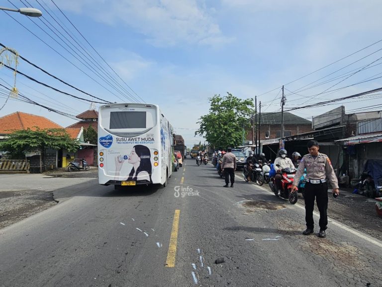 Petugas Satlantas Polres Gresik saat menunjukan lokasi kecelakaan di Jalan Raya Desa Cerme Lor Kec. Cerme Kab. Gresik. (Foto: Ist/Infogresik)