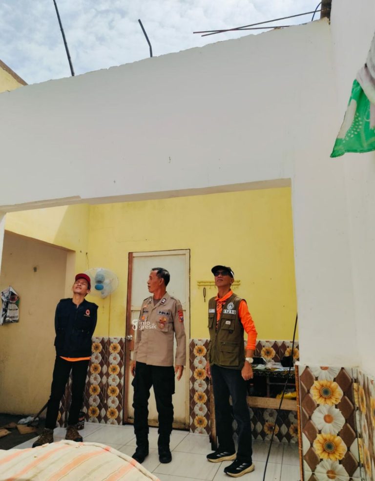 48 Rumah di Ujungpangkah Rusak Diterjang Angin Puting Beliung Kepala BPBD Gresik Sukardi didampingi Kepala Bidang Kedaruratan dan Logistik, F.X. Driatmiko Herlambang serta petugas Polsek Ujungpangkah saat meninjau lokasi rumah korban puting beliung di Desa Ketapang Lor. (Foto: Ist/Infogresik)