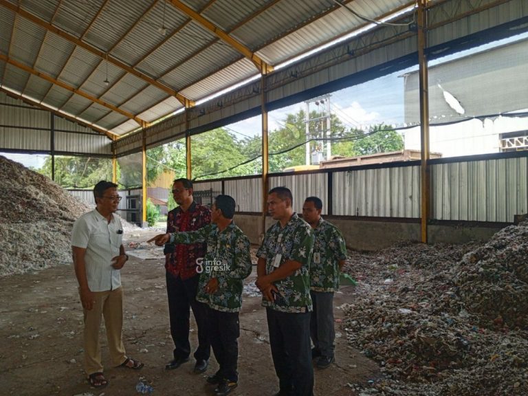 Sukses Olah Sampah Jadi Bahan Bakar, DLH Jombang ‘Meguru’ ke DLH Gresik Suasana saat DLH Jombang didampingi DLH Gresik meninjau TPA Ngipik. (Foto: Ist/Infogresik)