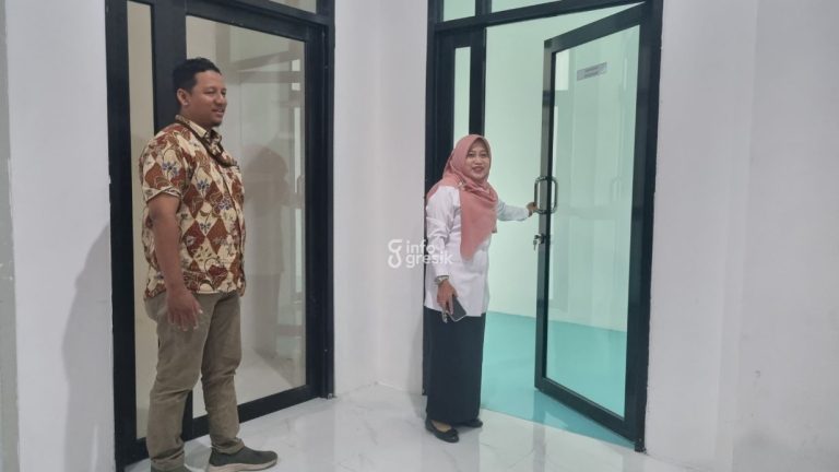 Dinkes Gresik Resmikan Laboratorium Kesehatan Masyarakat Senilai Rp5,3 Miliar, Bisa Buat Periksa Berbagai Penyakit Kadinkes Gresik dr. Mukhibatul Khusnah dan perwakilan Kejari Gresik saat mengecek ruangan Labkesmas. (Foto: Ist/Infogresik)