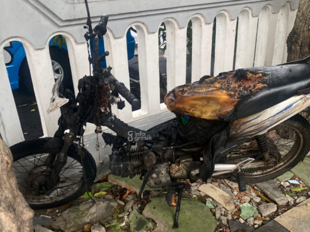 Kondisi sepeda motor tukang AC usai terbakar. (Foto: Ist/Infogresik)