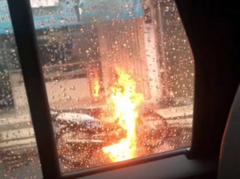 Diduga Konslet, Sepeda Motor Tukang AC Asal Sidoarjo Terbakar di Depan BNN Gresik Kondisi sepeda motor tukang AC yang terbakar di depan Kantor BNN Gresik. (Foto: Ist/Infogresik)