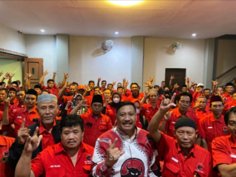 Ketua DPC PDIP Gresik Mujid Riduan bersama pengurus dan kader usai konsolidasi. (Foto: Ist/Infogresik)