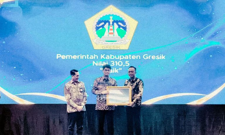 Kepala Badan Kepegawaian Negara (BKN) Republik Indonesia, Haryomo Dwi Putranto saat menyerahkan penghargaan kepada Kepala BKPSDM Kabupaten Gresik, Agung Endro D.S. Utomo di Jakarta. (Foto: Ist/Infogresik)