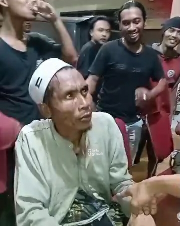 Maling Kotak Amal di Desa Kedongkedo’an Dukun Tertangkap Warga, Pelaku Ternyata Punya Ini Pelaku pencuri kotak amal masjid di Desa Kedongkedo'an Dukun saat diintrogasi warga. (Foto: Ist/Infogresik)