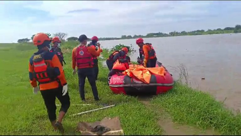 Tim gabungan saat mengevakuasi jenazah korban tenggelam di BGS Bungah. (Foto: Ist/Infogresik)