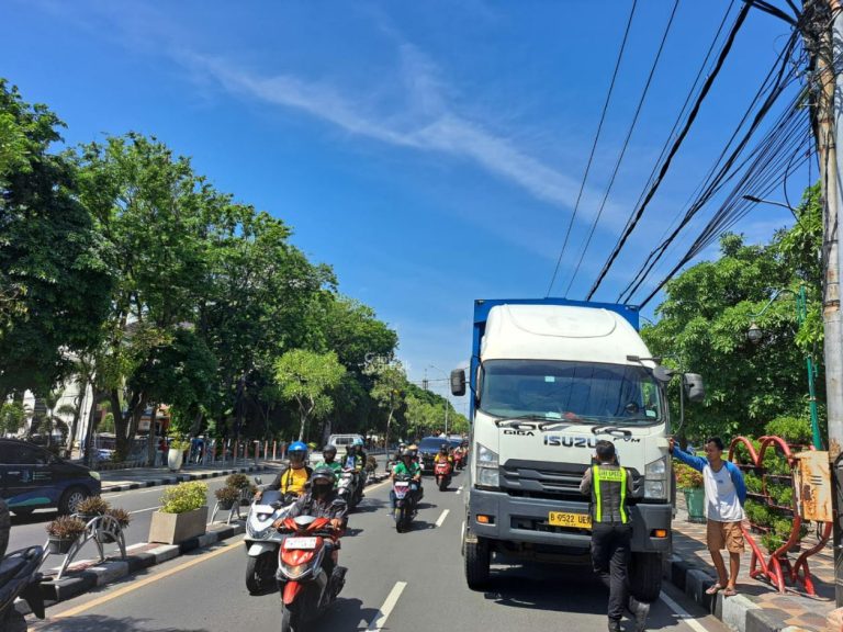 Petugas Satlantas Polres Gresik saat melakukan penindakan truk besar di depan Icon Mall. (Foto: Ist/Infogresik)