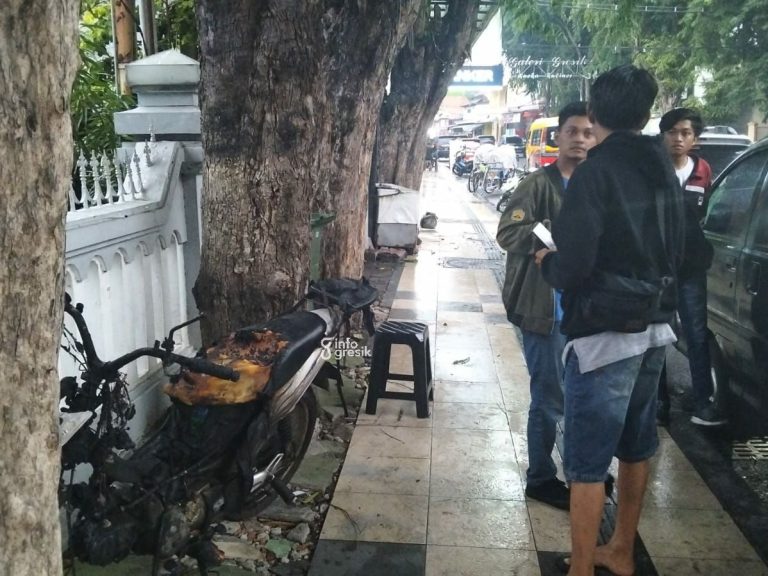 Kebakaran Motor Tukang AC di Depan BNN Gresik, Kerugian Ditaksir Mencapai Rp3,5 Juta Petugas Polsek Gresik Kota saat mendatangi korban kebakaran sepeda motor di depan Kantor BNN Kab. Gresik. (Foto: Ist/Infogresik)