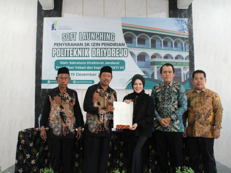 Sekretaris Dirjen Pendidikan Vokasi Saryadi, ST., MBA dan Kepala LLDIKTI Wilayah VII, Prof. Dr. Dyah Sawitri, SE., MM, saat menyerahkan SK Izin Pendirian kepada Direktur Politeknik Driyorejo, H. Sururi, MM dalam acara soft launching. (Foto: Ist/Infogresik)