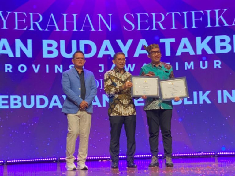 Menteri Kebudayaan Fadli Zon saat menyerahkan penghargaan WBTb kepada Kepala Dinas Pariwisata dan Ekonomi Kreatif, Kebudayaan Kepemudaan dan Olahraga (Disparekrafbudpora) drg. Saifudin Ghozali dalam acara Komfilasi Jawa Timur 2024. (Foto: Ist/Infogresik)