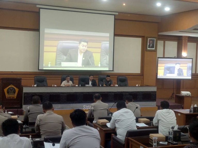 Berurai Air Mata saat Rapat, Ketua DPRD Gresik Bercerita Soal Balita 4 Tahun Tewas Tertabrak Truk ke Dishub dan Polisi Suasana rapat hearing di Ruang Paripurna DPRD Gresik terkait maraknya truk melanggaran aturan. (Foto: Ist/Infogresik)