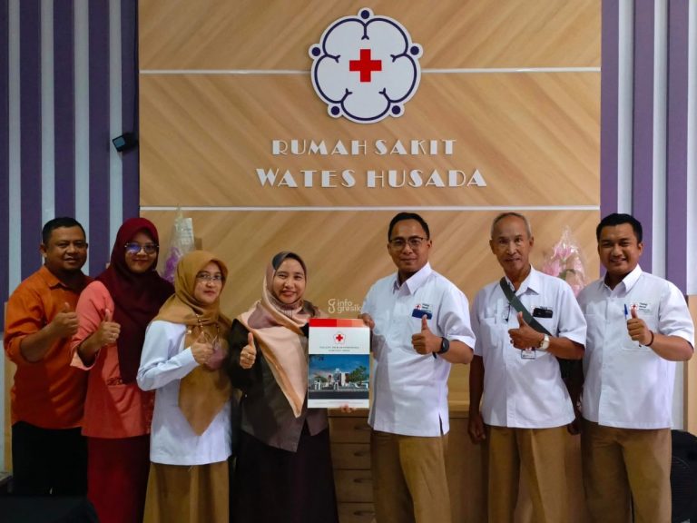 Gandeng PMI, RS Wates Husada Bakal Bangun Bank Darah Rumah Sakit Pertama di Gresik Direktur RS Wates Husada dr. Titin Ekowati (keempat dari kiri) beserta jajarannya saat menunjukan MoU dengan PMI Gresik. (Foto: Ist/Infogresik)