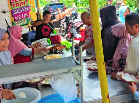 Dibuka Sejak Bulan September, Rumah Bahagia Srembi Rutin Bagikan 100 Porsi Makan Siang Secara Gratis Suasana saat warga dan pengendara antri makan gratis di Rumah Bahagia Srembi. (Foto: Ist/Infogresik)