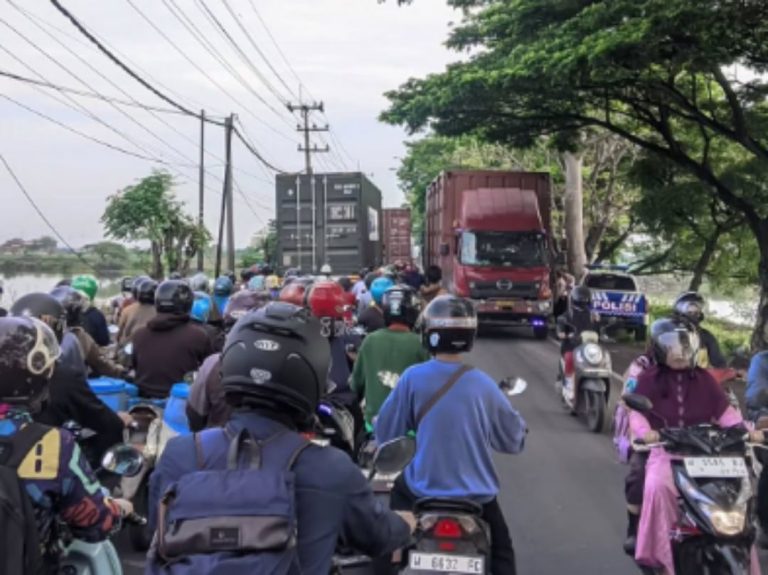 Lewati Marka Jalan, Dua Truk Tabrakan di Jalan Raya Desa Tambakberas Cerme Kondisi kemacetan di lokasi tabrakan truk di Jalan Tambakberas Cerme. (Foto: Ist/Infogresik)