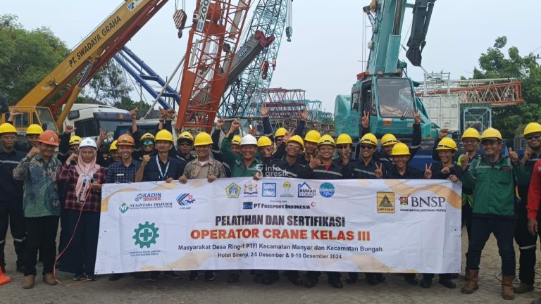 Ratusan Warga Gresik Ikuti Pelatihan Bersertifikat, Ditargerkan Bisa Segera Dapat Kerja Para peserta Operator Crane Kelas III usai melakukan praktek. (Foto: Ist/Infogresik)