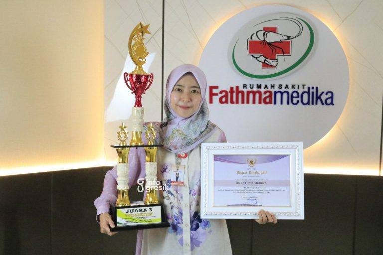 Direktur Medik dan Keperawatan RS Fathma Medika dr. Cicin Ulfinah, MMRS menunjukan piagam dan piala penghargaan. (Foto: Ist/Infogresik)