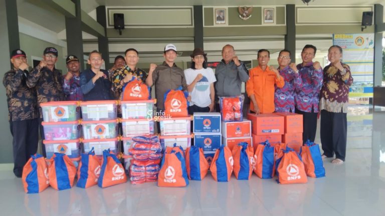 Kepala Bidang Kedaruratan dan Logistik BPBD Gresik, F.X. Driatmiko Herlambang saat menyerahkan bantuan kepada Kepala Desa Siwalan Suhartomo didampingi perwakilan BPD. (Foto: Ist/Infogresik)