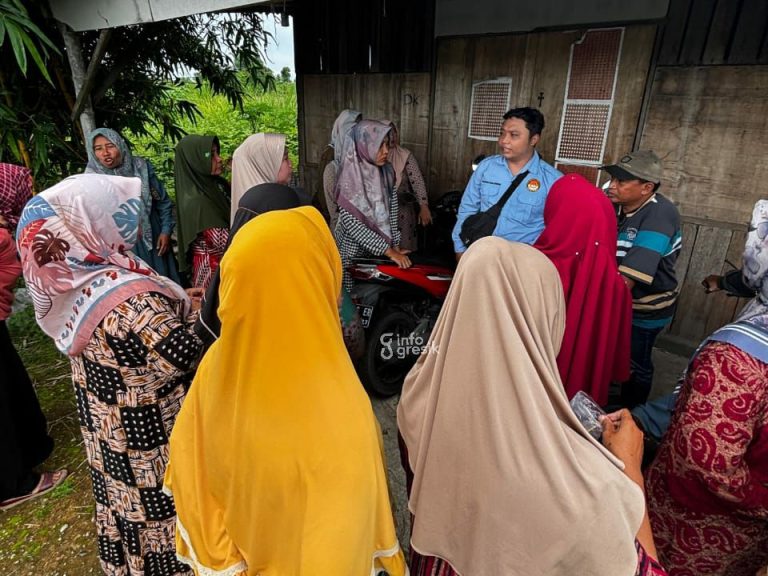 Puluhan korban saat mengadu ke kuasa hukum, M. Bonang Khalimudin S.H. (Foto: Ist/Infogresik)