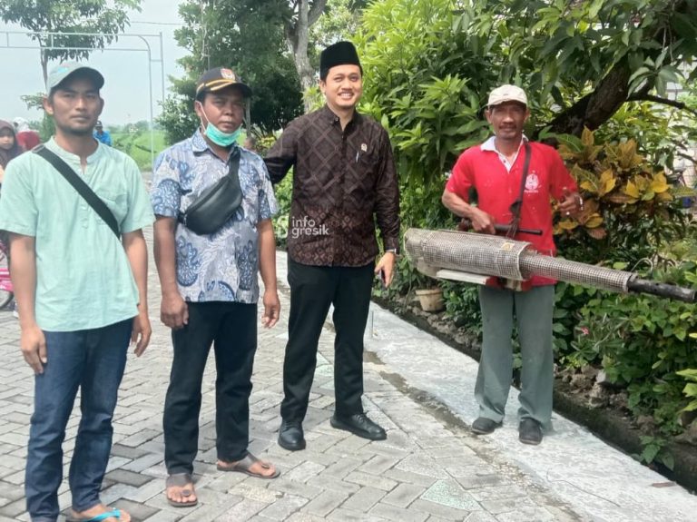 Anggota DPRD Gresik Fraksi Gerindra Muhammad Kurdi saat meninjau proses fogging di Desa Tanjangawan Ujungpangkah. (Foto: Ist/Infogresik)