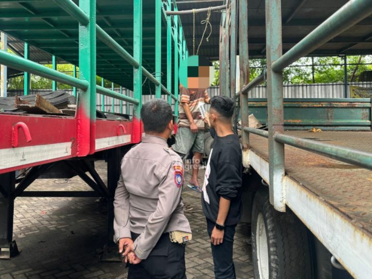 Anggota Polsek Menganti dan tim Inafis Polres Gresik saat melaukan olah TKP korban gantung diri di gudang Menganti. (Foto: Ist/Infogresik)