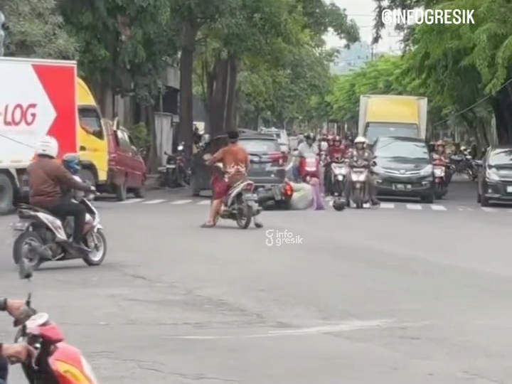 Kabel Dlewer di Perlimaan Jalan Dr. Soetomo Gresik, Ibu-ibu Pengendara Sepeda Motor Jungkel Kondisi saat ibu-ibu pengendara sepeda motor jatuh akibat tersangkut kabel. (Foto: Ist/Infogresik)