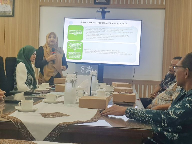 Kepala DLH Gresik Sri Subaidah saat memaparkan program 2025. (Foto: Khanif Rosidin/Infogresik)