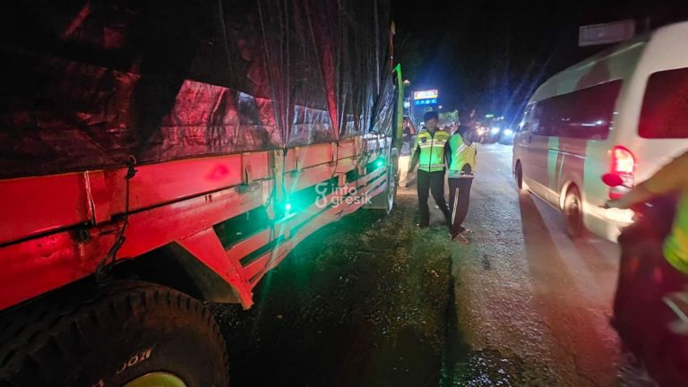 Petugas Satlantas Polres Gresik saat melakukan pengaturan lalu lintas di lokasi kecelakaan. (Foto: Ist/Infogresik)
