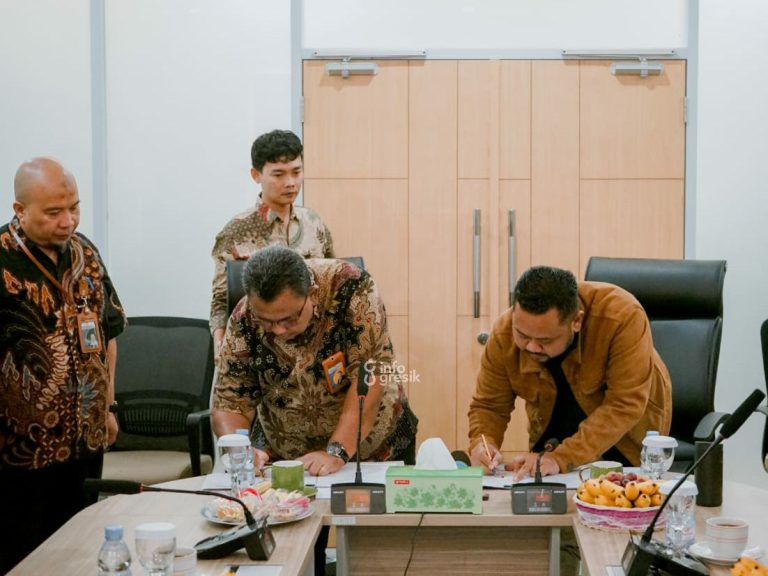 Bupati Gresik Fandi Akhmad Yani dan Kepala BBWS Bengawan Solo Maryadi Utama saat penandatanganan kerjasama. (Foto: Ist/Infogresik)