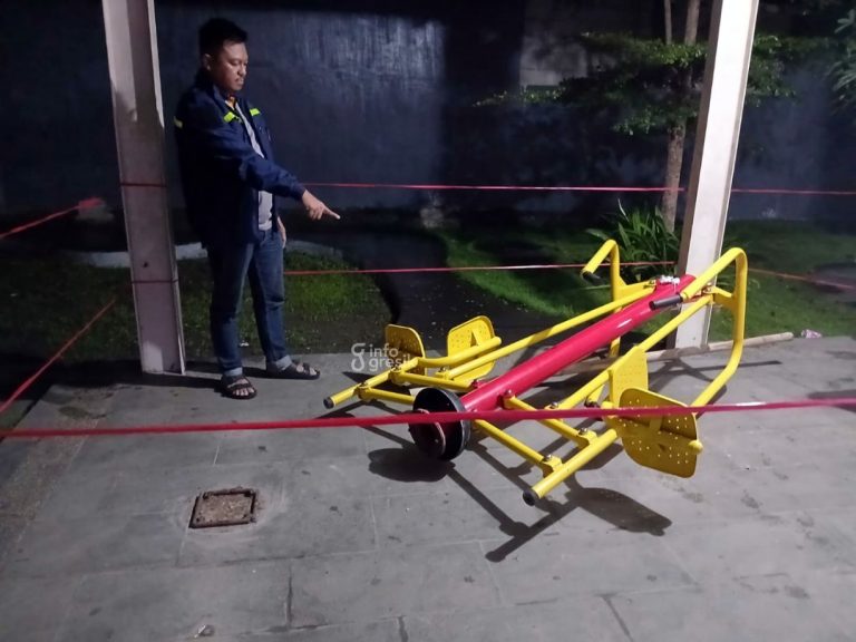 Petugas Polsek Cerme menunjukan lokasi bayi tertimpa alat olahraga di Fasum Perum Patra Raya Cerme. (Foto: Ist/Infogresik)