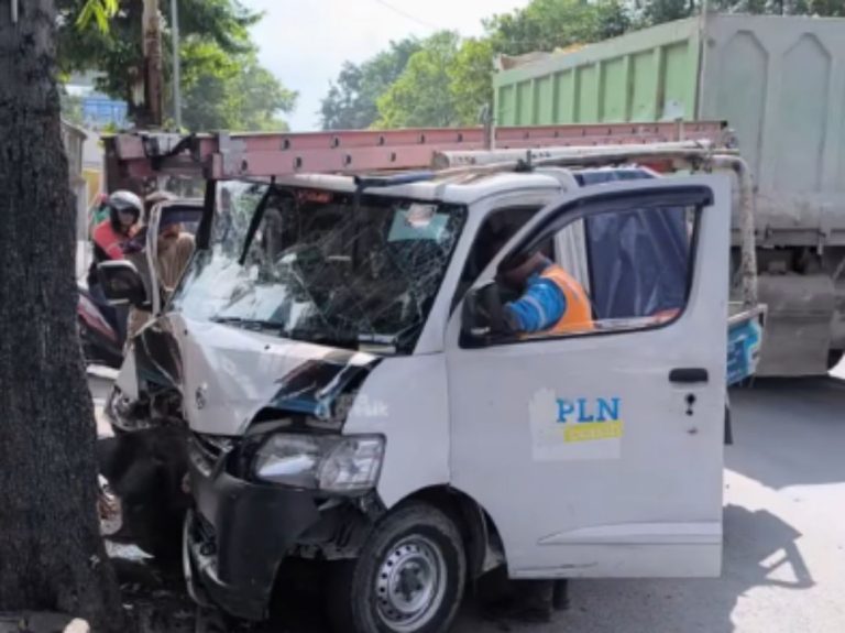 Kondisi mobil operasional PLN saat menabrak pohon di Jalan Raya Desa Roomo Manyar. (Foto: Ist/Infogresik)