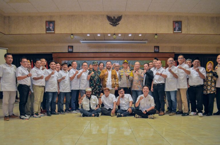 Hadiri Pengukuhan Komunitas Wartawan Gresik, Bupati Gus Yani Sebut Media Berpengaruh dalam Pembangunan Gresik Pengurus KWG periode 2024-2027 berfoto bersama dengan Bupati Gresik Fandi Akhmad Yani, Kapolres Gresik AKBP Rovan Mahenu, Kasdim Gresik Siari, Wakil Ketua DPRD Gresik Ahmad Nurhamim dan tamu undangan. (Foto: Ist/Infogresik)
