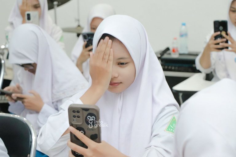 Bantu Pengelihatan Masyarakat, Eyelink Group Lakukan Tes Mata Secara Online Salah satu siswi saat melakukan tes mata secara online. (Foto: Ist/Infogresik)