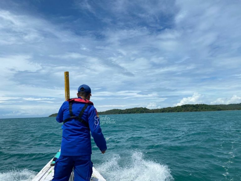 Hari Ketiga Pencarian Nelayan Hilang di Perairan Bawean, Sukandi Belum Juga Ditemukan Personil Satpolairud Polres Gresik saat melakukan pencarian nelayan yang hilang di Perairan Bawean. (Foto: Ist/Infogresik)