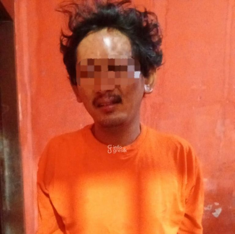 Pelaku CA saat diamankan di Mapolsek Driyorejo. (Foto: Ist/Infogresik)