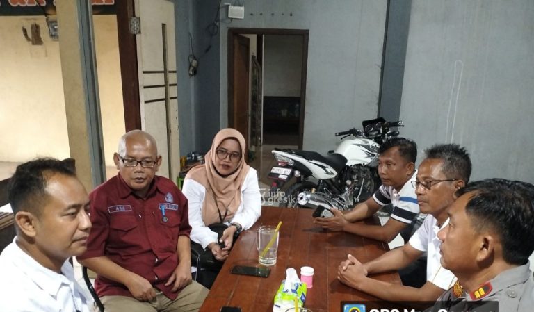 Kanit PPA Satreskrim Polres Gresik Ipda Hepi Muslih Riza bersama perwakilan Dinsos Gresik dan instansi terkait saat berkordinasi tentang penemuan bayi di Kedamean. (Foto: Ist/Infogresik)