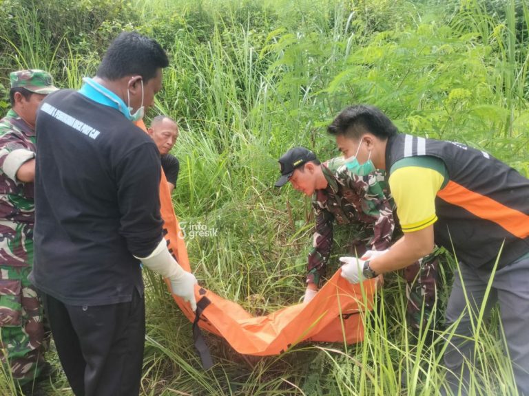 Suasana evakuasi kerangka manusia di lahan galian C Desa Masangan Bungah. (Foto: Ist/Infogresik)