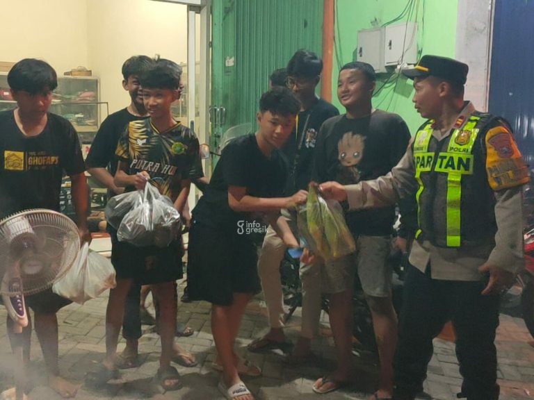 Kapolsek Cerme Iptu Andik Asworo saat membagikan jagung. (Foto: Ist/Infogresik)