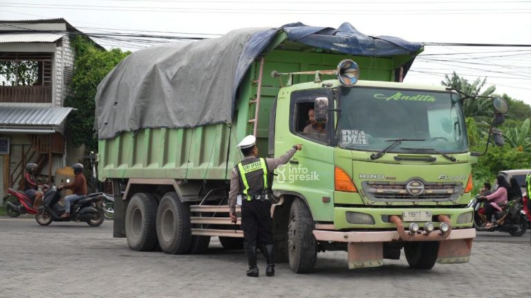 Razia Truk Galian C, Satlantas Polres Gresik Tilang Sopir dari STNK hingga SIM Petugas Satlantas Polres Gresik saat merazia truk di Desa Ngawen, Kecamatan Sidayu. (Foto: Ist/Infogresik)