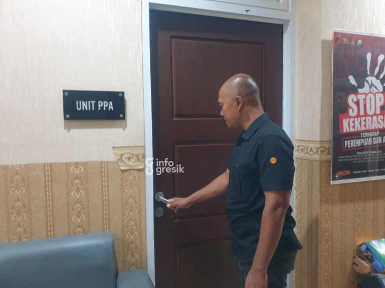 Kasus Dugaan Kekerasan Seksual, Satreskrim Polres Gresik Periksa Sejumlah Saksi Petugas polisi saat memasuki ruang Unit PPA Satreskrim Polres Gresik. (Foto: Khanif Rosidin/Infogresik)