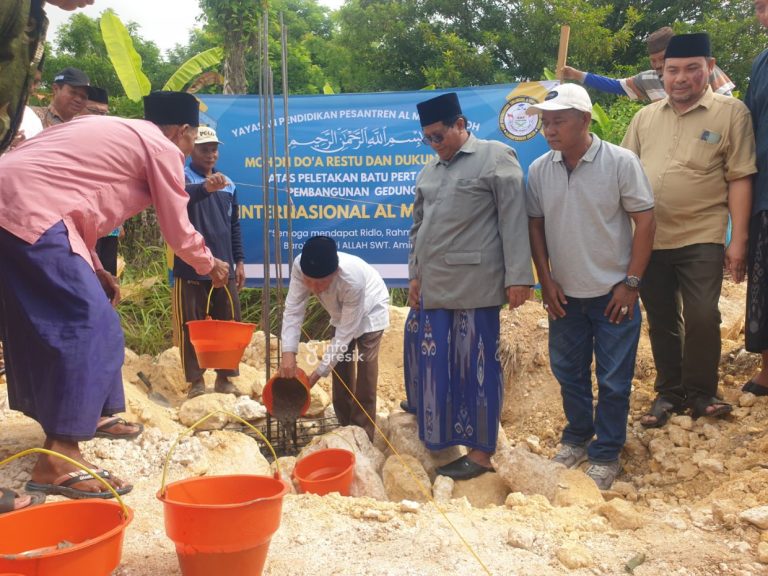 Penuangan cor menandai pembangunan SMP Internasional Al Mustaniroh Gresik. (Foto: Khanif Rosidin/Infogresik)