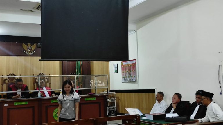 Saksi korban Marisca Angraini Gunawan saat sidang lanjutan perkara penipuan perumahan Royal City di PN Gresik. (Foto: Ist/Infogresik)