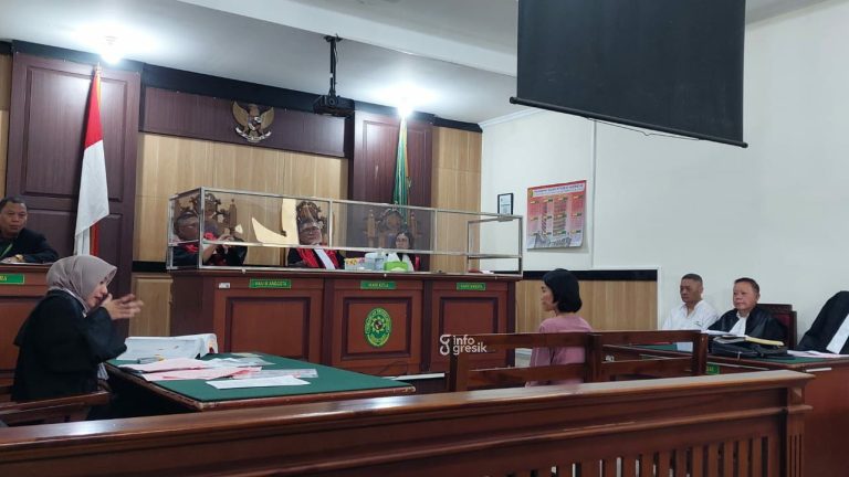 Suasana sidang perkara penipuan penggelapan dengan terdakwa Tomotius Jimmy Wijaya dan Nur Fauzi dengan agenda keterangan saksi di PN Gresik. (Foto: Ist/Infogresik)