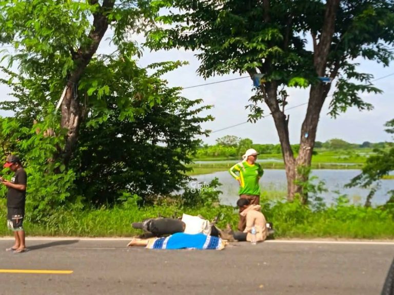 Tertabrak Truk Kontainer di Depan SPBU Gumeng Bungah, Perempuan asal Golokan Tewas di Depan Suami Kondisi korban kecelakaan di depan Pom Gumeng Bungah. (Foto: Ist/Infogresik)