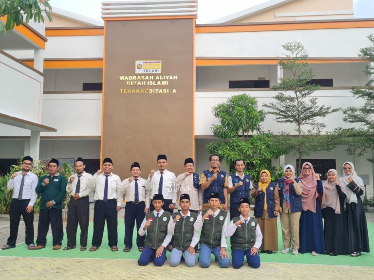 Tim DLH Gresik saat melakukan pembinaan di MA Refah Islami. (Foto: Ist/Infogresik)